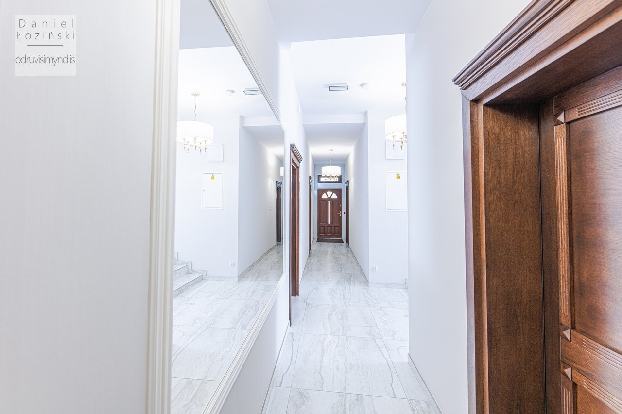 Fasteignaljósmyndun. Ljósmyndun fyrir fyrirtæki og hótel. Mynd af byggingunni að innan tekin af ljósmyndaranum Daniel Łoziński. Portfolio - odruvisimynd.is