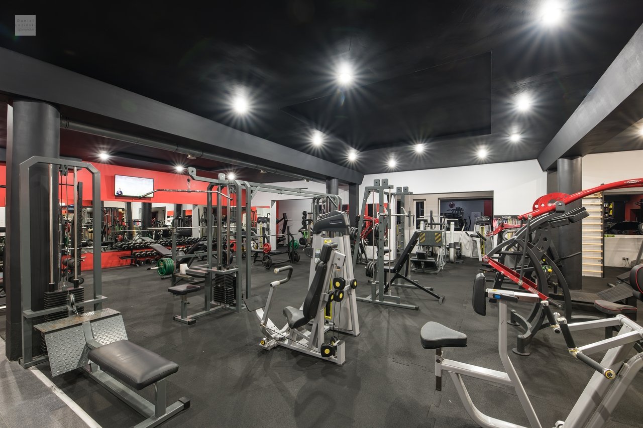 Mynd af líkamsræktarherberginu. Fasteignamyndir. Myndir teknar fyrir fyrirtæki sem rekur líkamsræktarstöð. Ljósmynd tekin af ljósmyndaranum Daniel Lozinski. Ljósmyndir teknar með Nikon myndavél, Sigma linsum.