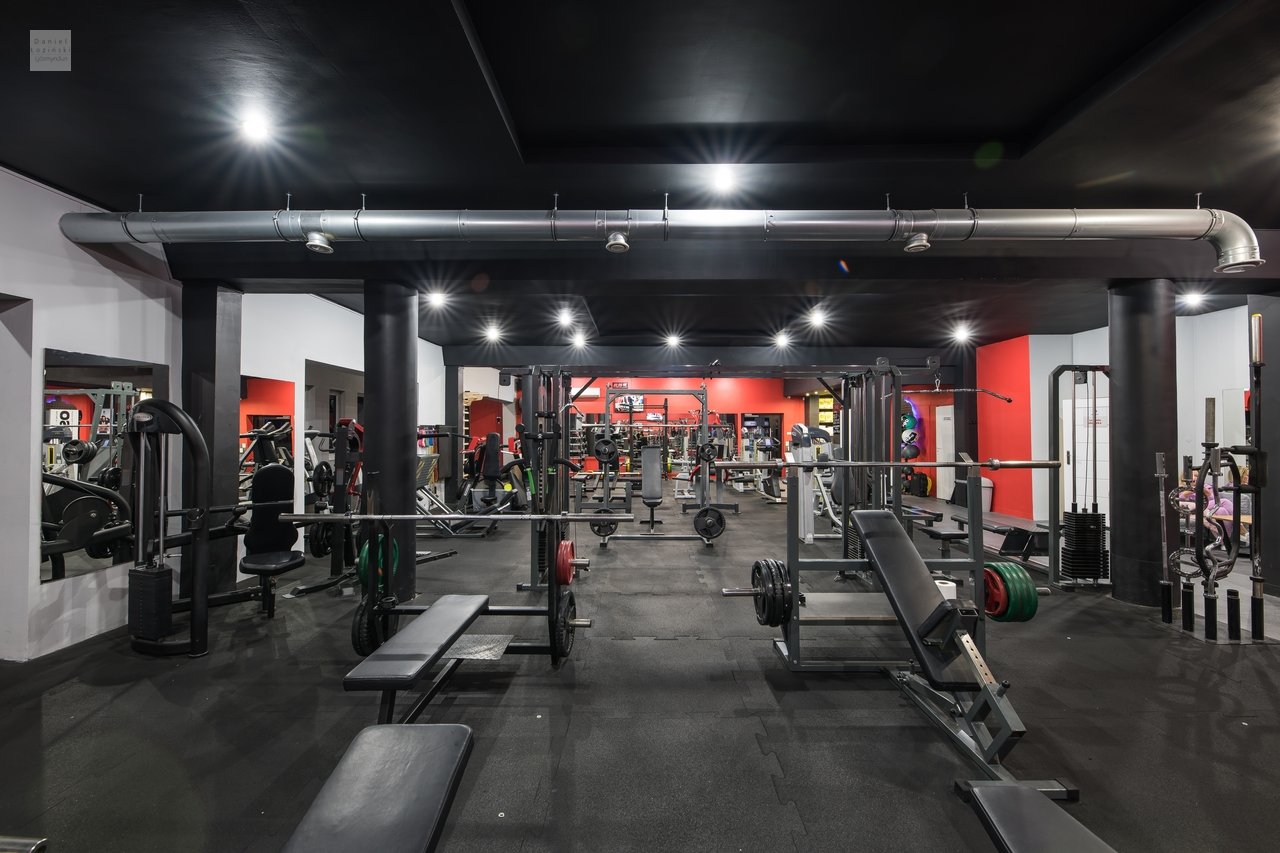 Mynd af líkamsræktarherberginu. Fasteignamyndir. Myndir teknar fyrir fyrirtæki sem rekur líkamsræktarstöð. Ljósmynd tekin af ljósmyndaranum Daniel Lozinski. Ljósmyndir teknar með Nikon myndavél, Sigma linsum.