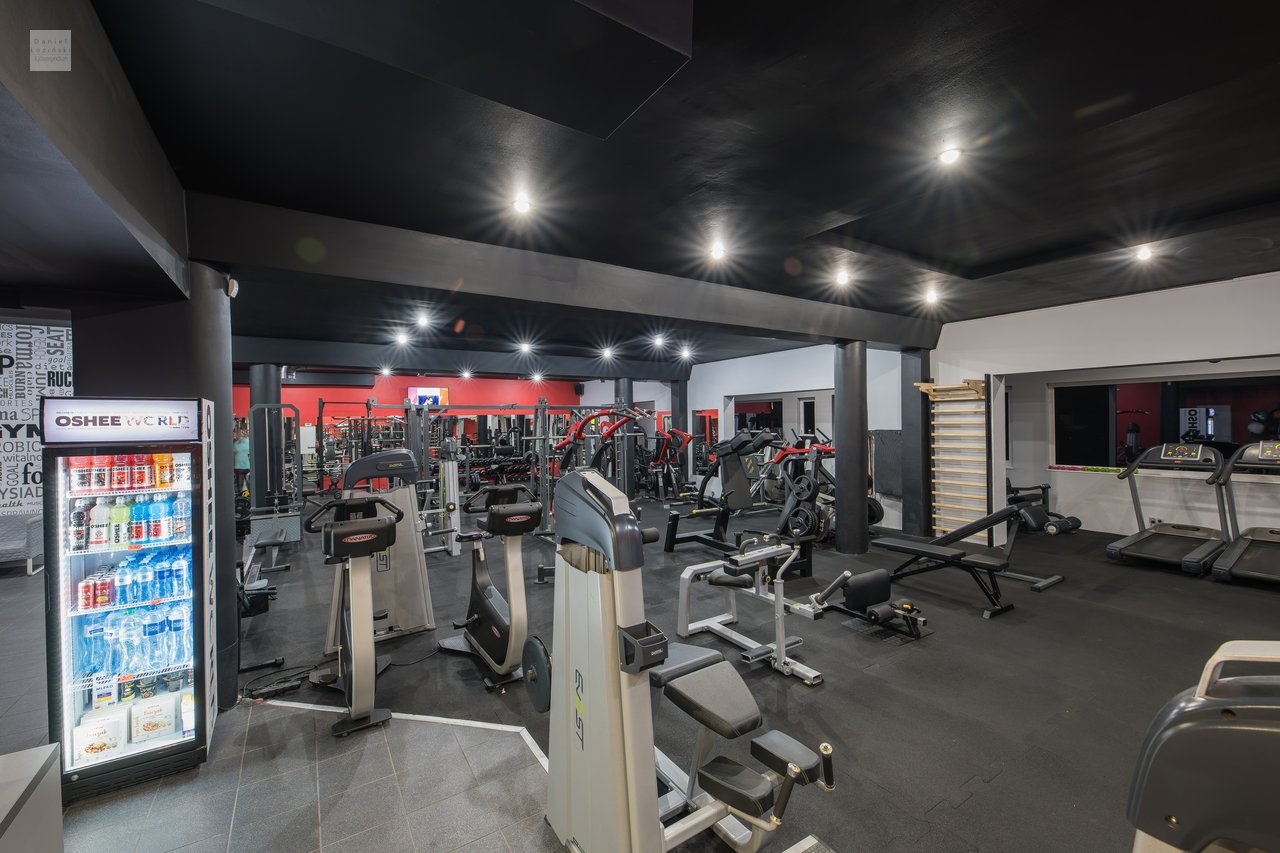 Mynd af líkamsræktarherberginu. Fasteignamyndir. Myndir teknar fyrir fyrirtæki sem rekur líkamsræktarstöð. Ljósmynd tekin af ljósmyndaranum Daniel Lozinski. Ljósmyndir teknar með Nikon myndavél, Sigma linsum.