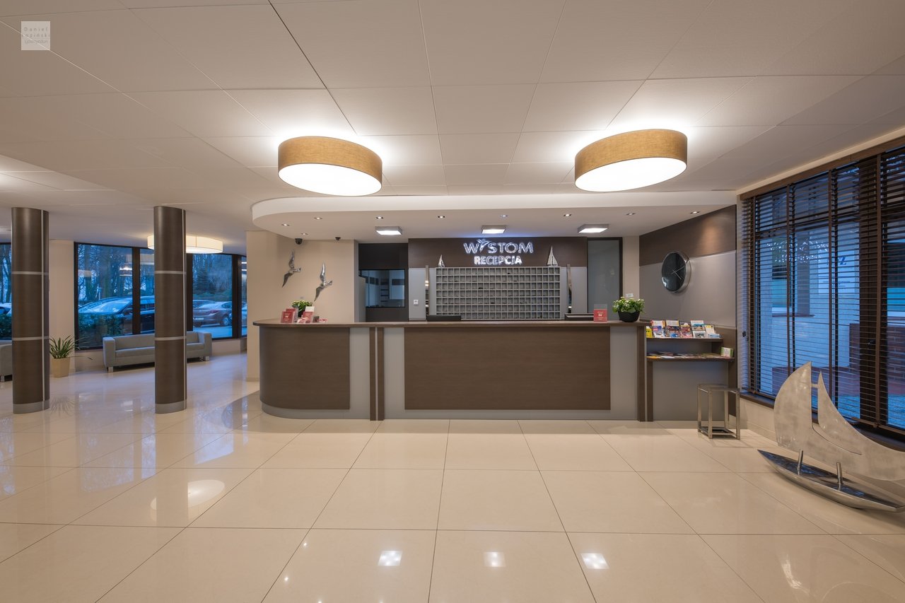 Móttaka á lúxus Wistom hótelinu í Kołobrzeg við sjóinn. Ljósmynd af eigninni - ljósmyndun fasteigna. Mynd tekin af ljósmyndaranum Daniel Łoziński með Nikon D850 myndavél og Sigma 14mm ART linsu.