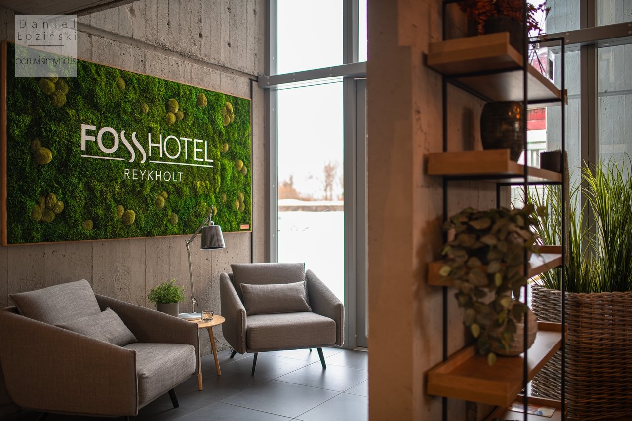 Innanhússmyndir af Fosshótelinu. Mynd tekin á vegum Gunnarssonar hönnunar. Myndataka fyrir fyrirtækið. Mynd af loggia hótelsins með handgerðu mosabretti. Myndir teknar með Nikon myndavél og Sigma ART linsum. Ljósmyndari - Daniel Łoziński.