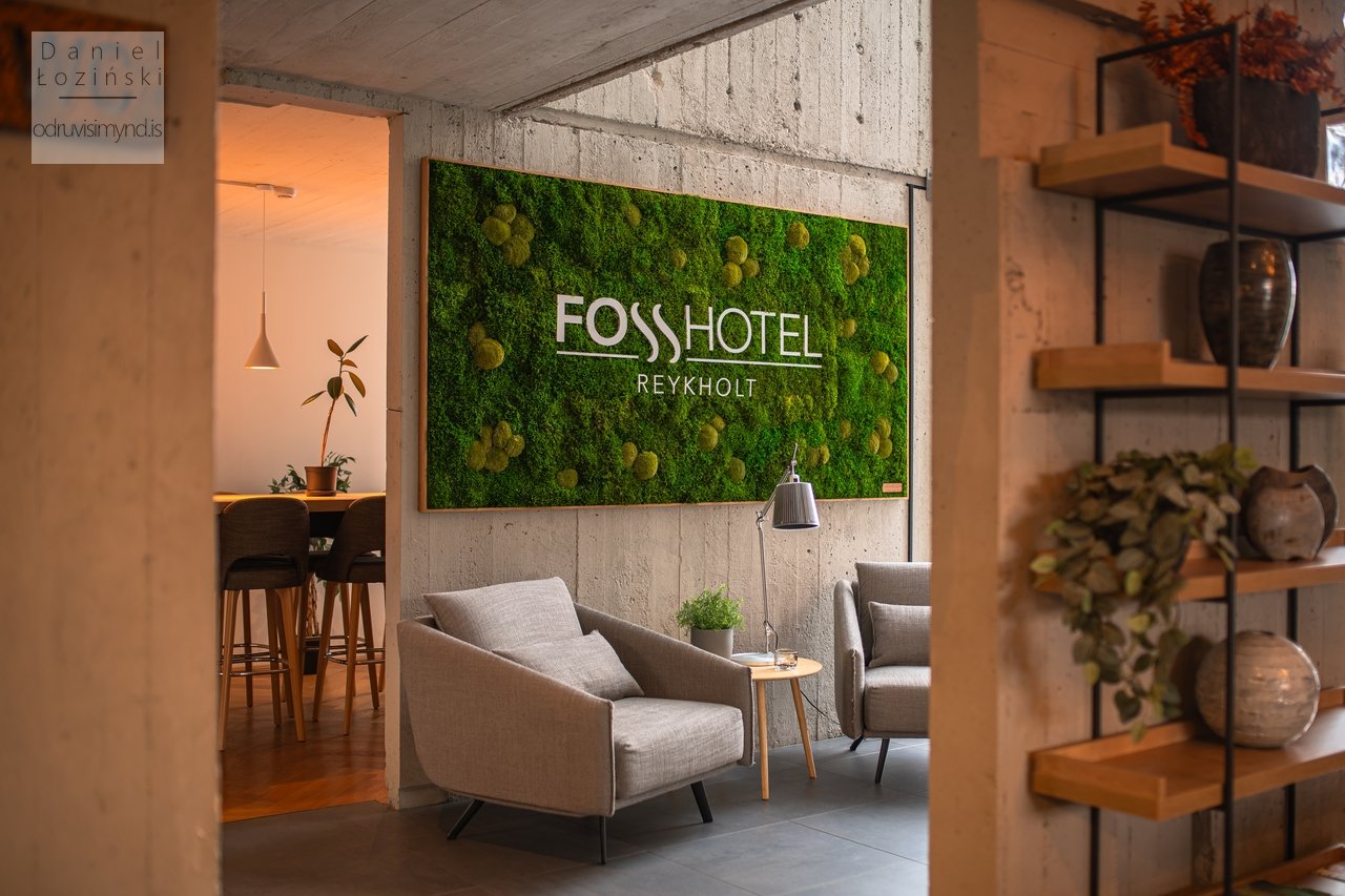 Innanhússmyndir af Fosshótelinu. Mynd tekin á vegum Gunnarssonar hönnunar. Myndafundur fyrir fyrirtækið. Mynd af loggia hótelsins með handgerðu mosabretti. Myndir teknar með Nikon myndavél og Sigma ART linsum. Ljósmyndari - Daniel Łoziński.