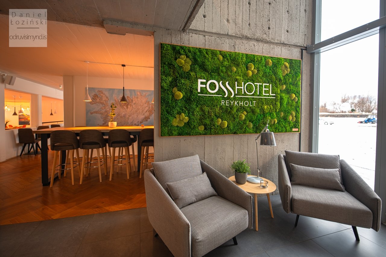 Innanhússmyndir af Fosshótelinu. Mynd tekin á vegum Gunnarssonar hönnunar. Myndafundur fyrir fyrirtækið. Mynd af loggia hótelsins með handgerðu mosabretti. Myndir teknar með Nikon myndavél og Sigma ART linsum. Ljósmyndari - Daniel Łoziński.