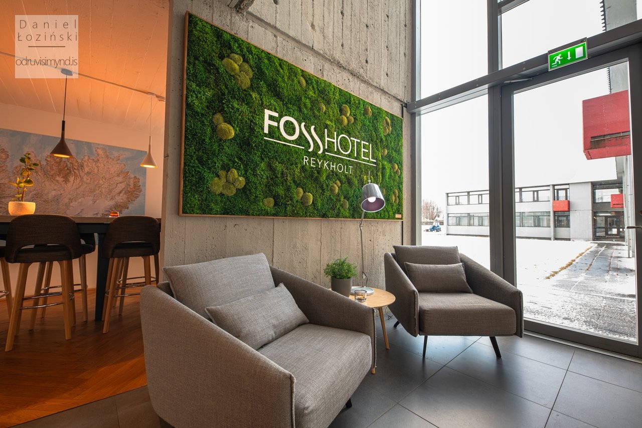 Innanhússmyndir af Fosshótelinu. Mynd tekin á vegum Gunnarssonar hönnunar. Myndafundur fyrir fyrirtækið. Mynd af loggia hótelsins með handgerðu mosabretti. Myndir teknar með Nikon myndavél og Sigma ART linsum. Ljósmyndari - Daniel Łoziński.