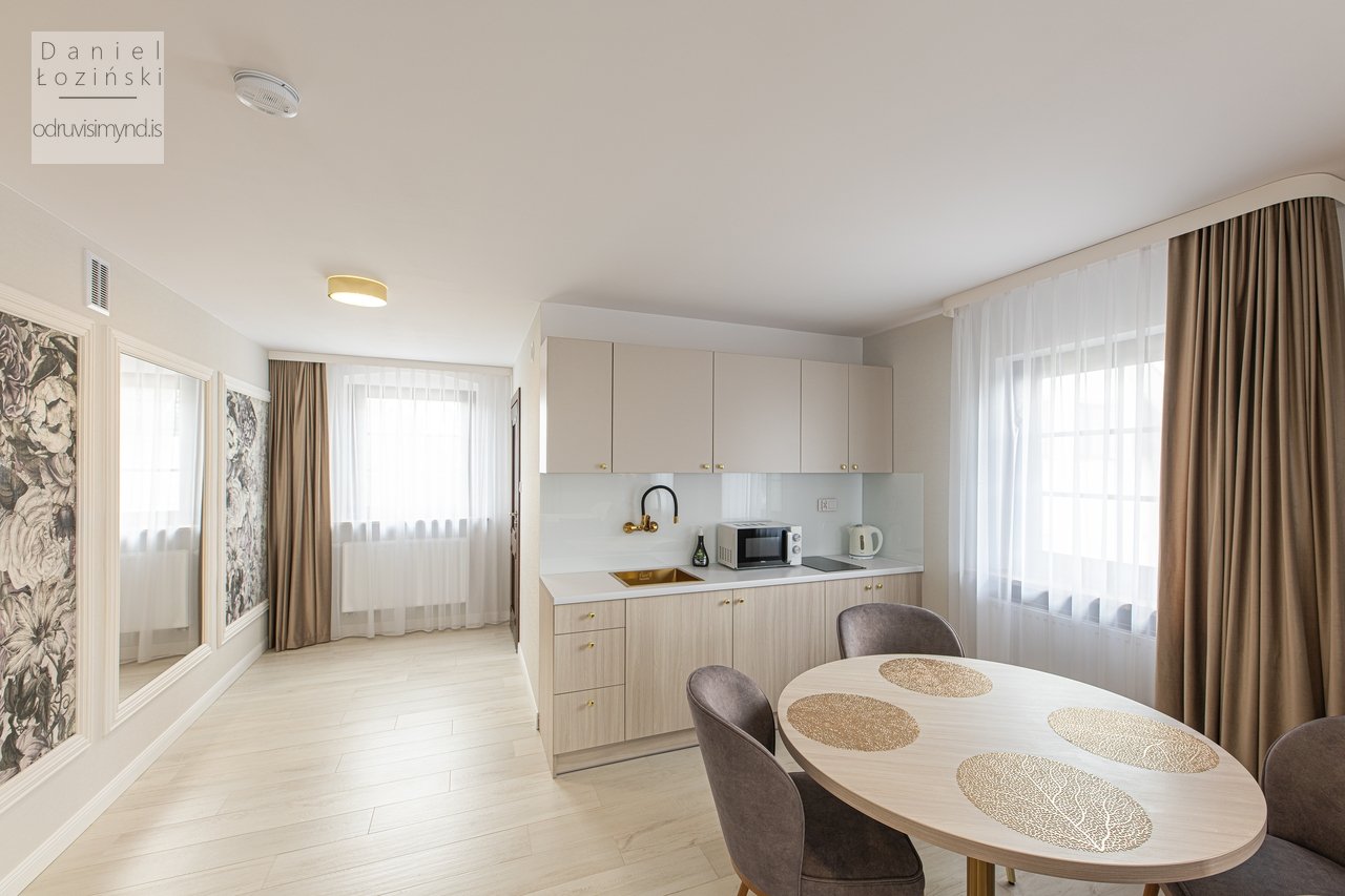 Fasteignaljósmyndun. Ljósmyndun fyrir fyrirtæki og hótel. Mynd af byggingunni að innan tekin af ljósmyndaranum Daniel Łoziński. Portfolio - odruvisimynd.is