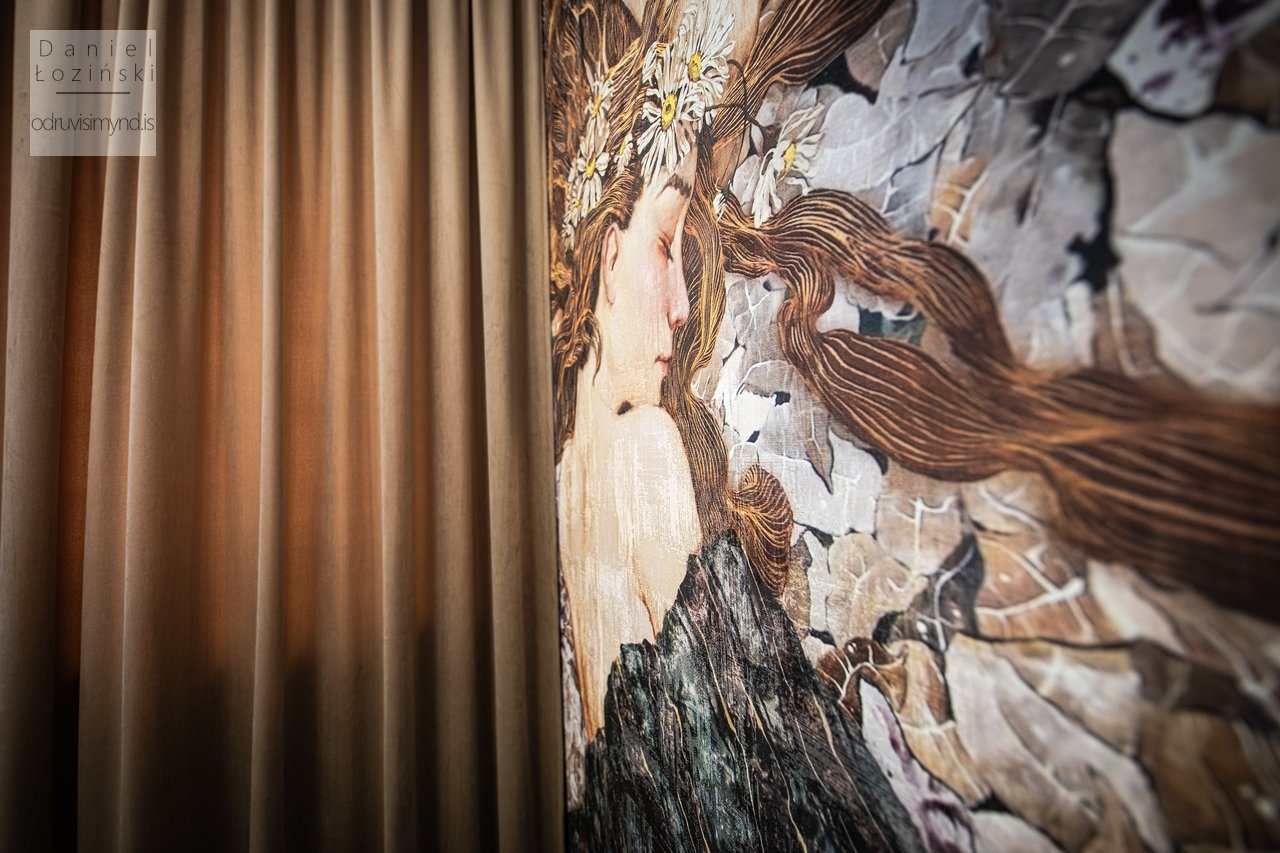 Fasteignaljósmyndun. Mynd af skreytingum í herberginu. Ljósmyndun fyrir fyrirtæki og hótel. Mynd af byggingunni að innan tekin af ljósmyndaranum Daniel Łoziński. Portfolio - odruvisimynd.is