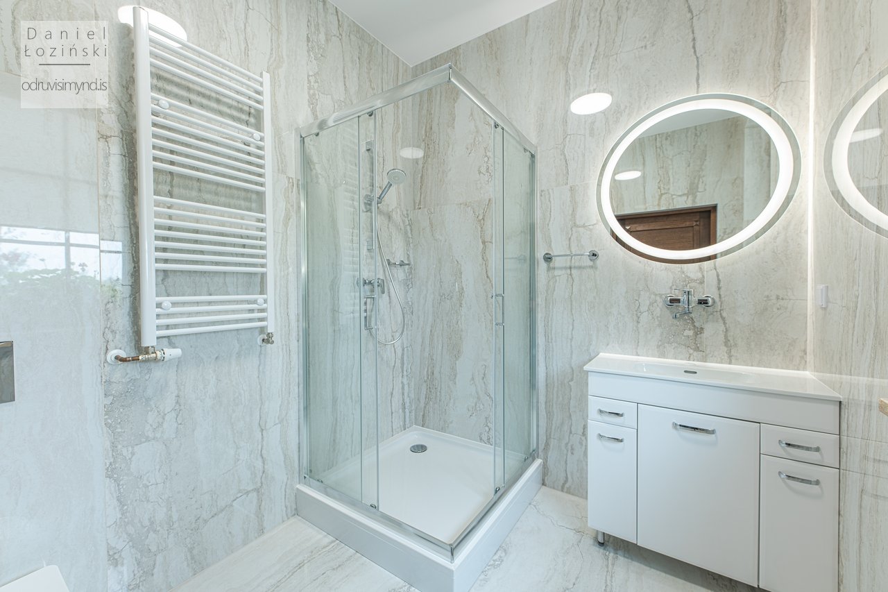 Fasteignaljósmyndun. Mynd af baðherbergi á hóteli. Ljósmyndun fyrir fyrirtæki og hótel. Mynd af byggingunni að innan tekin af ljósmyndaranum Daniel Łoziński. Portfolio - odruvisimynd.is