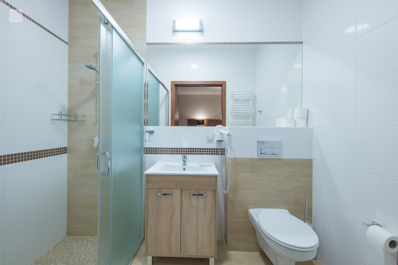 Lúxus íbúð og baðherbergi á Wistom hótelinu í Kołobrzeg við sjóinn. Ljósmynd af eigninni. Mynd tekin af ljósmyndaranum Daniel Łoziński.