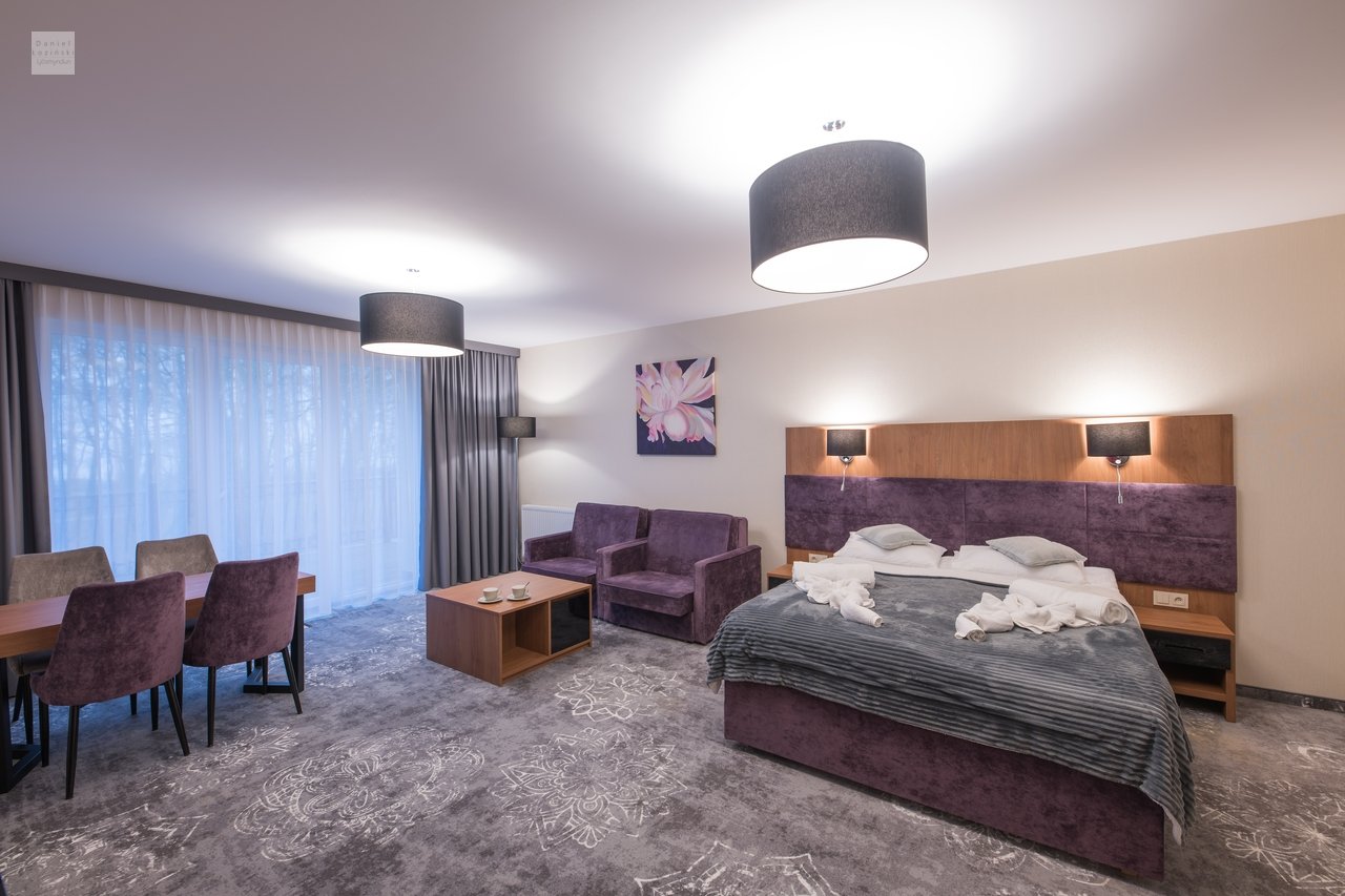 Lúxus íbúð á Wistom hótelinu í Kołobrzeg við sjóinn. Ljósmynd af eigninni. Mynd tekin af ljósmyndaranum Daniel Łoziński.