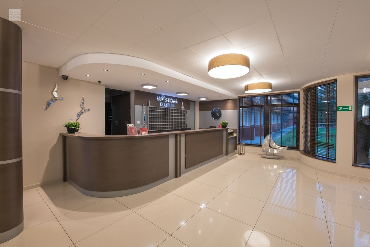 Móttaka á lúxus Wistom hótelinu í Kołobrzeg við sjóinn. Ljósmynd af eigninni. Mynd tekin af ljósmyndaranum Daniel Łoziński með Nikon D850 myndavél og Sigma 14mm ART linsu.