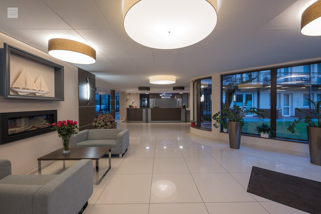 Móttaka á lúxus Wistom hótelinu í Kołobrzeg við sjóinn. Ljósmynd af eigninni. Mynd tekin af ljósmyndaranum Daniel Łoziński með Nikon D850 myndavél og Sigma 14mm ART linsu.