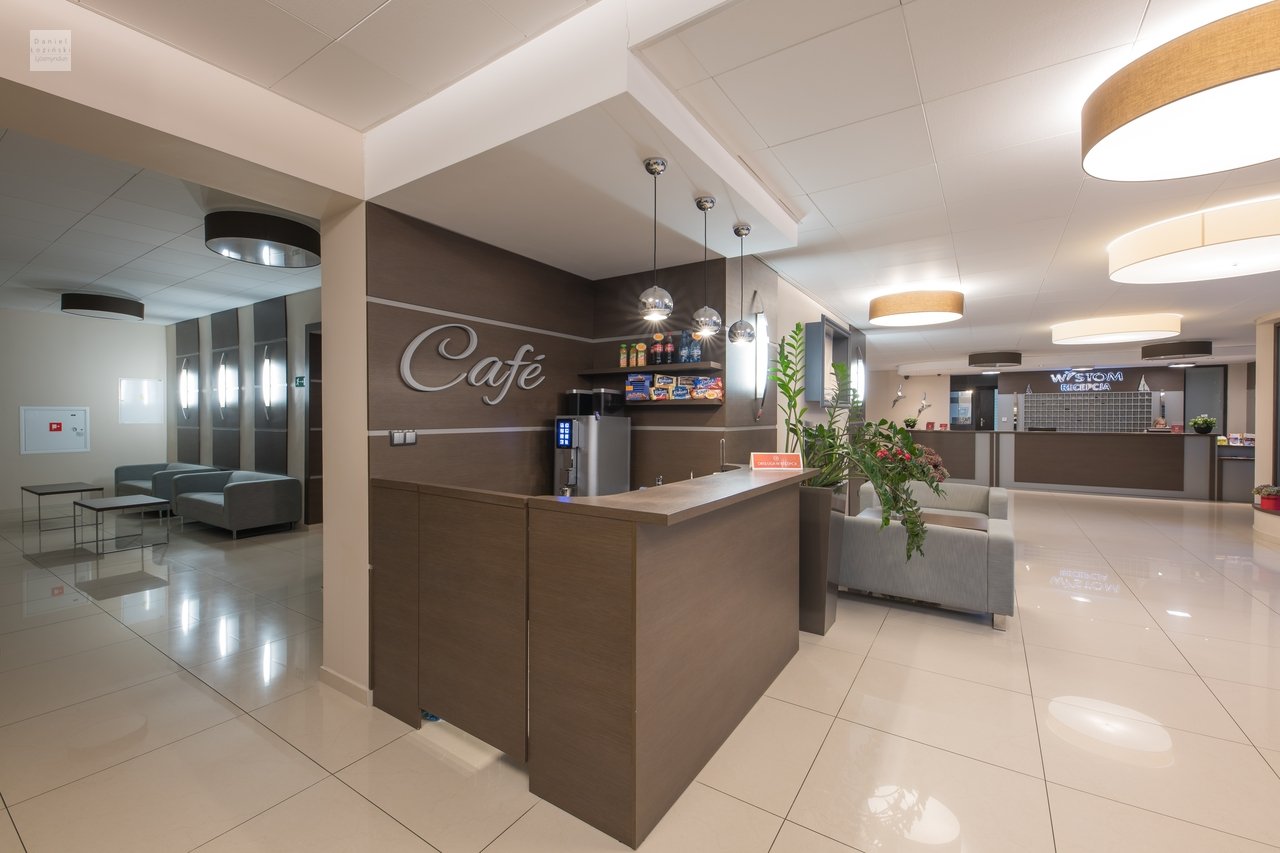 Móttaka og bar á lúxus Wistom hótelinu í Kołobrzeg við sjóinn. Ljósmynd af eigninni. Mynd tekin af ljósmyndaranum Daniel Łoziński.