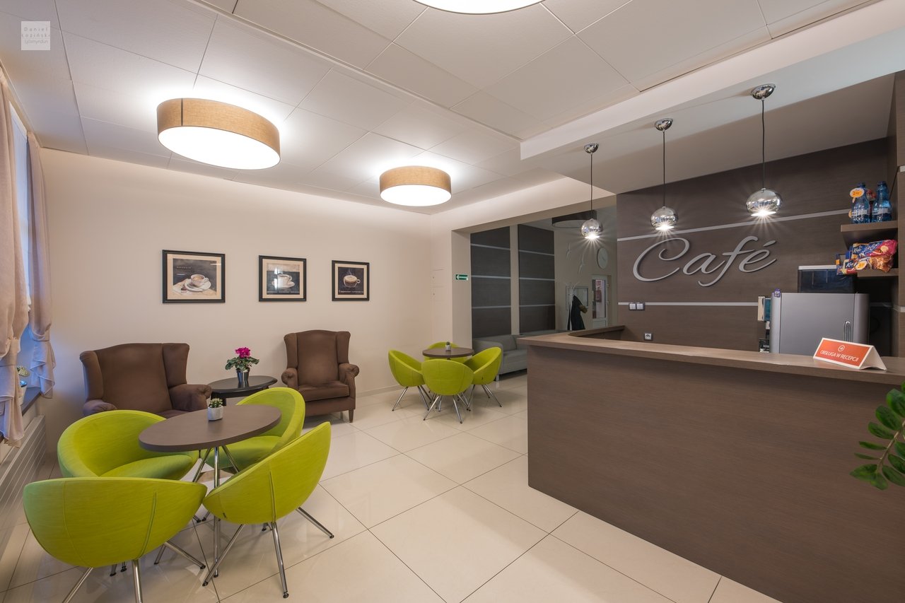 Kaffihús á lúxus Wistom hótelinu í Kołobrzeg við sjóinn. Ljósmynd af eigninni. Mynd tekin af ljósmyndaranum Daniel Łoziński.