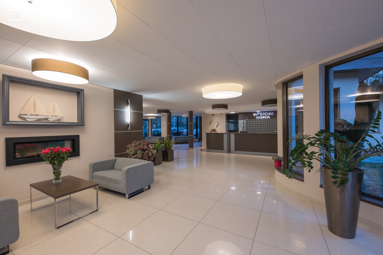 Móttaka á lúxus Wistom hótelinu í Kołobrzeg við sjóinn. Ljósmynd af eigninni. Mynd tekin af ljósmyndaranum Daniel Łoziński.