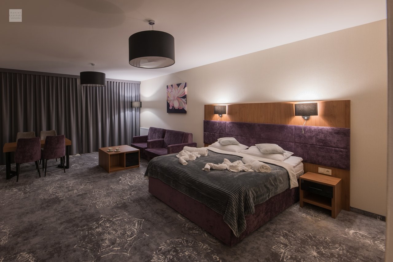 Lúxus herbergi á Wistom hótelinu í Kołobrzeg við sjóinn. Rómantísk lýsing. Ljósmynd af eigninni. Mynd tekin af ljósmyndaranum Daniel Łoziński.