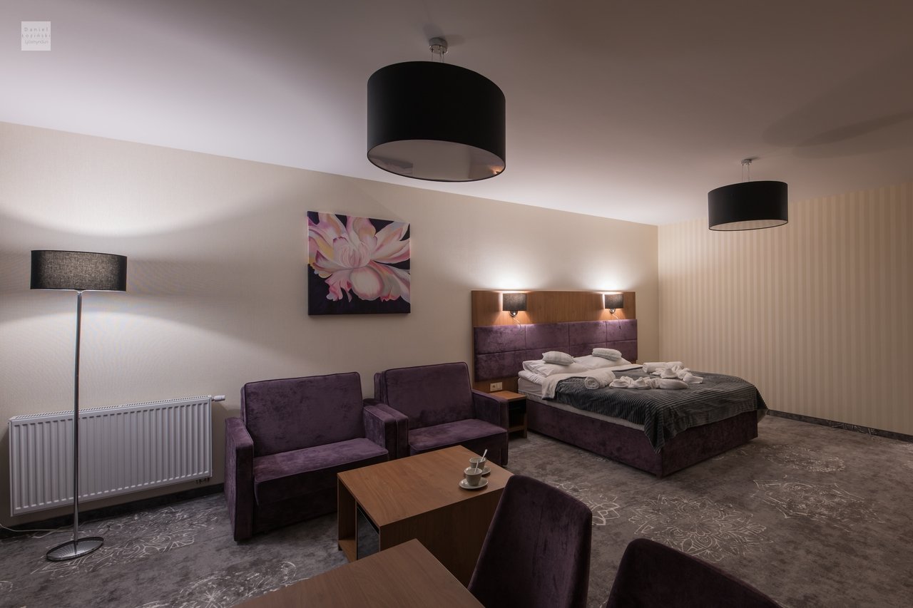 Lúxus herbergi á Wistom hótelinu í Kołobrzeg við sjóinn. Rómantísk lýsing. Ljósmynd af eigninni. Mynd tekin af ljósmyndaranum Daniel Łoziński.