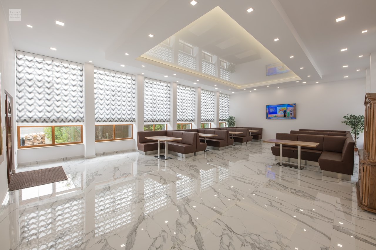 Ljósmynd af eigninni. Fasteignamyndataka. Ljósmynd af orlofssvæðinu í Sarbinowo. Ljósmynd af borðstofunni. Myndir teknar af ljósmyndaranum Daniel Łoziński.