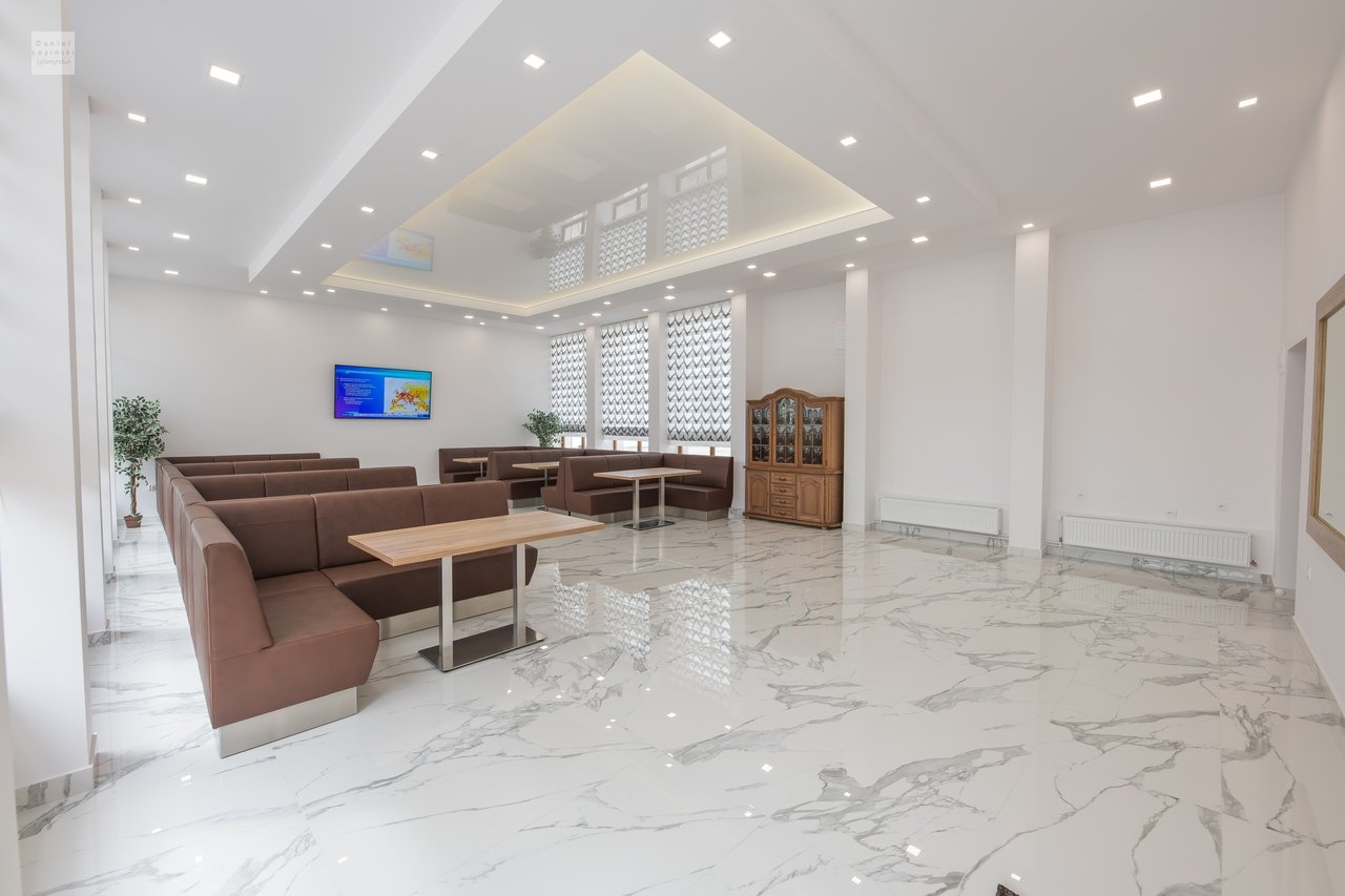 Ljósmynd af eigninni. Fasteignamyndataka. Ljósmynd af orlofssvæðinu í Sarbinowo. Ljósmynd af borðstofunni. Myndir teknar af ljósmyndaranum Daniel Łoziński.