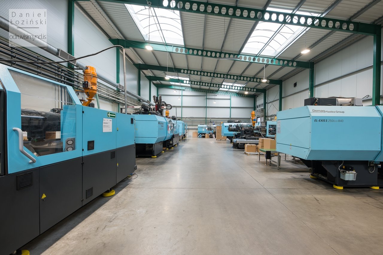 Mynd af verksmiðjusal umbúða. Fasteignaljósmyndun. Myndatökur fyrir fyrirtæki. Mynd tekin af ljósmyndaranum Daniel Łoziński.