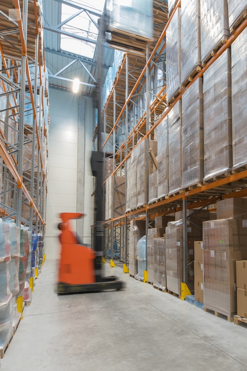 Ljósmynd af vöruhúsinu í umbúðafyrirtækinu. Ímyndarmynd fyrirtækisins. Ljósmynd af starfandi lyftara. Mynd tekin af ljósmyndaranum Daniel Łoziński.