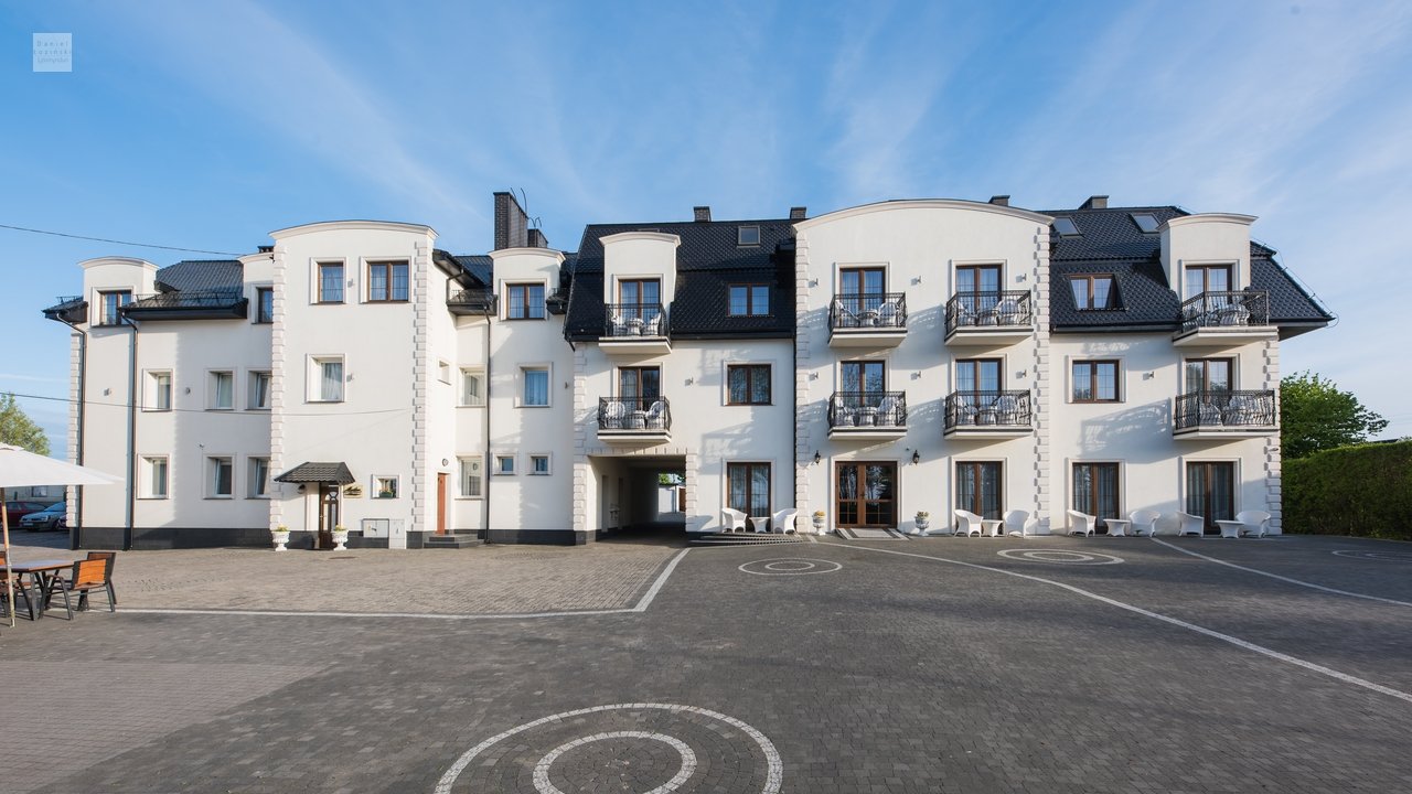 Ljósmynd af eigninni. Ljósmynd af orlofssvæðinu í Sarbinowo við Eystrasalt. Ljósmynd utan frá byggingunni. Fasteignamynd. Myndir teknar af ljósmyndaranum Daniel Łoziński.